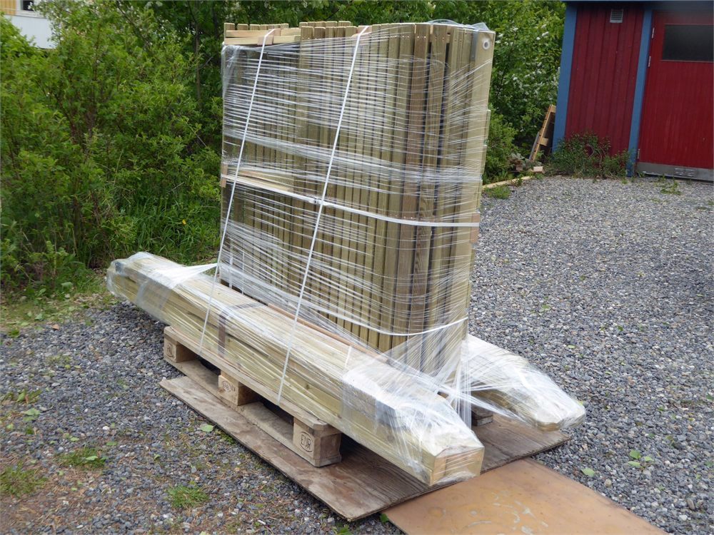 Trädgårdsgunga packad på pall för leverans