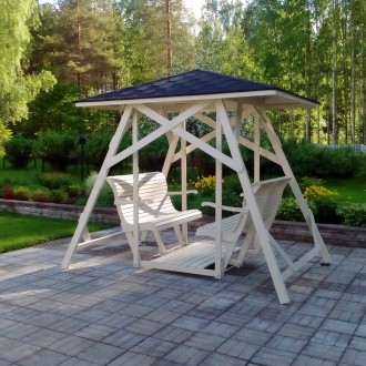 Vit trädgårdsgunga med tak på stenläggning framför skog